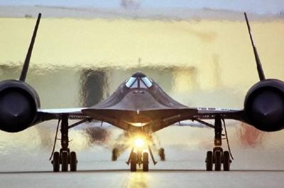 Vì sao Mỹ cho trinh sát cơ SR-71 nghỉ hưu dù chưa có máy bay nào bay nhanh hơn?