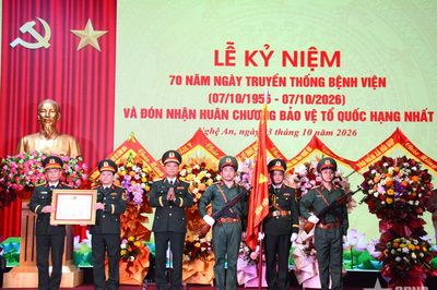 Bệnh viện Quân y 4 (Cục Hậu cần-Kỹ thuật Quân khu 4) đón nhận Huân chương Bảo vệ Tổ quốc hạng Nhất