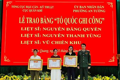 Trao bằng 'Tổ quốc ghi công' đến thân nhân liệt sĩ