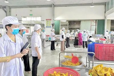 Bộ GD-ĐT sẽ sớm hoàn thiện quy định thống nhất tổ chức bữa ăn bán trú