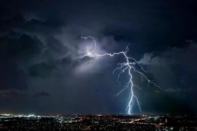 Vì sao tia sét luôn tạo thành những đường zic zắc trên bầu trời?