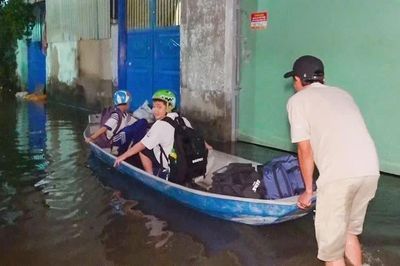 Mưa tạnh hơn một ngày, hẻm ở TPHCM vẫn ngập sâu