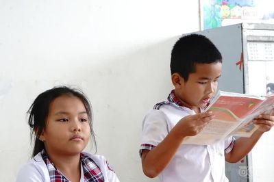 Sách giáo khoa mới: 'Đừng bắt trẻ học những thứ lên lớp 12 vẫn chẳng dùng'