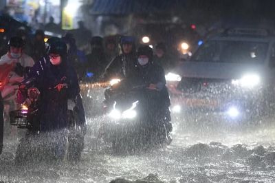 TIÊU ĐIỂM: Chuỗi ngày mưa lớn, ngập sâu, giao thông đảo lộn ở TP HCM