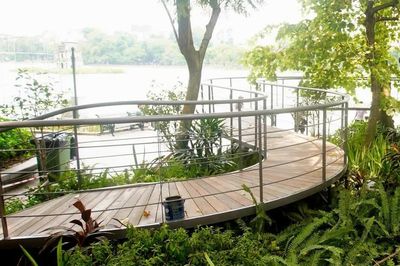 Cầu cạn đang lộ diện bên hồ Hoàn Kiếm