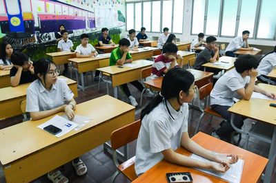 Nếu thi vào lớp 10 chỉ Văn và Toán, có cần thay đổi cách dạy và học Tiếng Anh?
