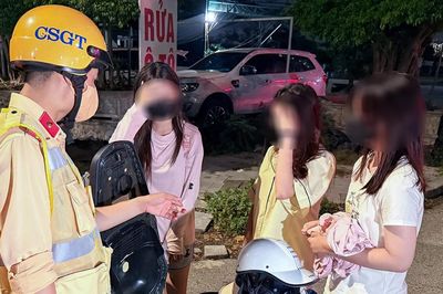 Nữ sinh lớp 12 chở 'kẹp 3', mang theo 6 mũ bảo hiểm nhưng không đội