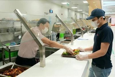 Thu nhập người lao động tăng, áp lực chi phí sinh hoạt vẫn hiện hữu