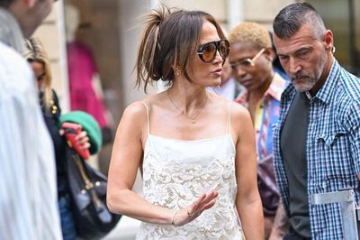 Jennifer Lopez nhắc nhở 'cánh săn ảnh' tại Paris Fashion Week