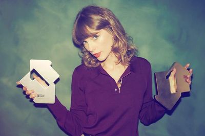 Taylor Swift ăn mừng kỷ lục âm nhạc bằng màn ngoại giao thời trang ẩn ý
