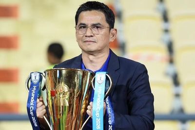 Tuyển Thái Lan bị FIFA trừ điểm nặng, CĐV Thái Lan đòi đưa Kiatisuk trở lại