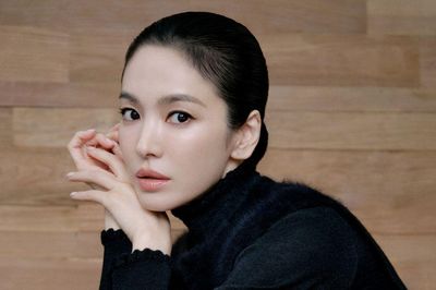 Song Hye Kyo vuốt tóc ra sau, lộ rõ 'điểm vàng' trên gương mặt