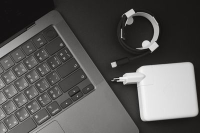 5 dấu hiệu bất thường báo hiệu bộ sạc MacBook cần được thay mới