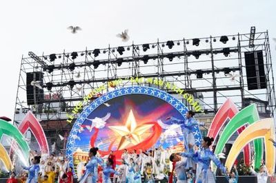 Rực rỡ 'Sắc màu năm châu' tại không gian phố đi bộ Hà Nội