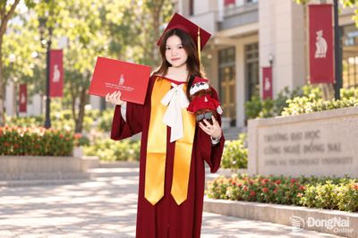Tân cử nhân Phạm Nguyễn Hạ Vy: Tấm bằng đại học xuất sắc chỉ là điểm khởi đầu