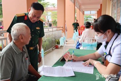 Quân khu 7 khám bệnh, cấp thuốc miễn phí và tặng quà nhân dân xã Sông Ray