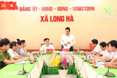 Ủy viên Ban Thường vụ Thành ủy, Chủ nhiệm Ủy ban Kiểm tra Tỉnh ủy Trần Trung Nhân làm việc tại xã Long Hà