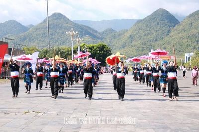 Rực rỡ sắc màu Carnaval trên đường phố Lai Châu
