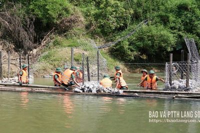 Cầu tạm vững lòng dân