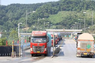 Giá trị kim ngạch hàng hóa xuất nhập khẩu qua cửa khẩu Lào Cai trong 9 tháng đạt gần 3 tỷ USD