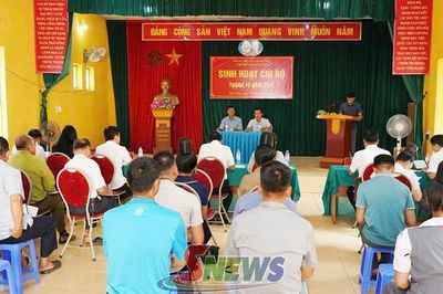 Đồng chí Giám đốc Sở Xây dựng dự sinh hoạt Chi bộ bản Phặng