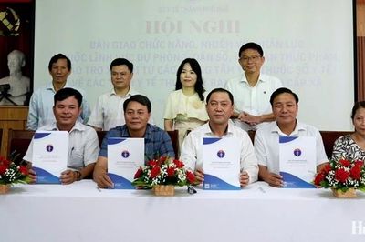 Bàn giao 190 cán bộ về trạm y tế cấp xã