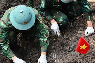 Đội quy tập làm việc xuyên ngày cuối tuần, tìm thấy thêm 8 bộ hài cốt liệt sĩ tại Công viên Lê Thị Riêng