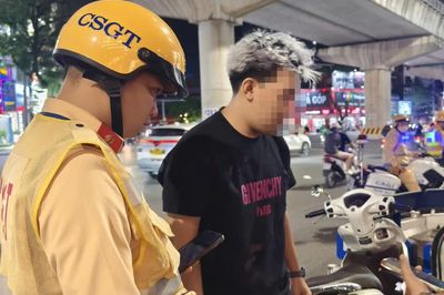 Hà Nội: CSGT dùng xe đặc chủng tuần tra xuyên đêm, hàng loạt 'quái xế' bị tạm giữ xe