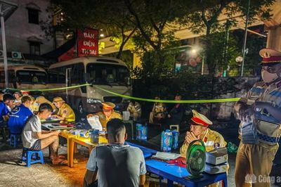 CSGT Hà Nội tuần tra đêm, xử lý hàng loạt quái xế