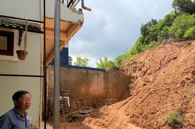 Người dân thấp thỏm dưới chân đồi sạt lở