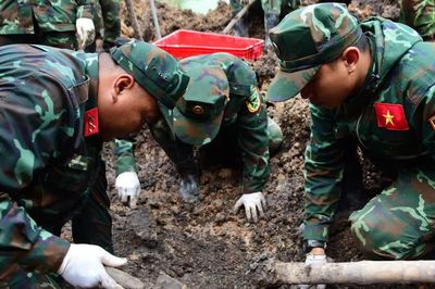 Vượt nắng, thắng mưa, quy tập thêm nhiều hài cốt liệt sĩ tại Công viên Lê Thị Riêng