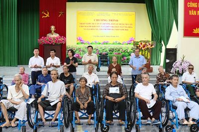 Hà Nội trao tặng 40 xe lăn cho người khuyết tật