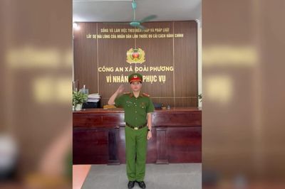 Công an xã Đoài Phương vận động người dân giao nộp vũ khí