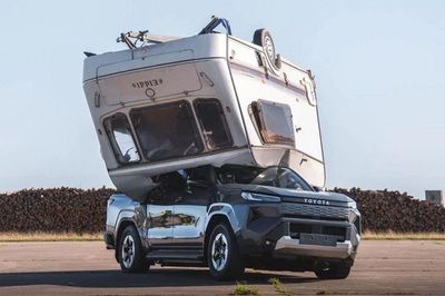 Thử nghiệm điên rồ của Toyota: Thả vật nặng 760kg từ trên cao xuống Hilux BEV và cái kết khiến nhiều người bất ngờ