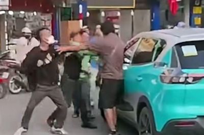 Người đàn ông bị nhóm người vây đánh trước cổng Bệnh viện Đại học Y Hà Nội, công an vào cuộc