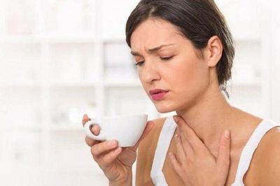 Tại sao sáng ngủ dậy thường xuyên đau họng, nuốt nước bọt cũng thấy rát?