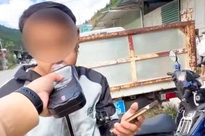 Tài xế xe máy 'phồng mồm' né kiểm tra nồng độ cồn ở Lào Cai