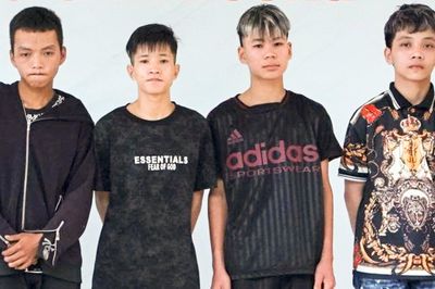 Khởi tố 4 thanh niên cầm kiếm, đinh ba phóng xe trên phố, quay clip đăng TikTok