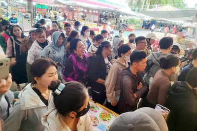 Khách xếp hàng dài mua gỏi Thái ở Cần Thơ