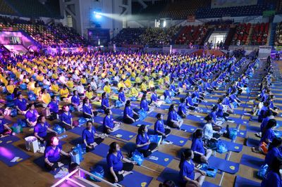 Khoảng khắc gần 800 mẹ bầu cùng tập yoga tại Hà Nội