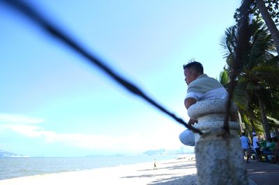 Cận cảnh lan can hoen gỉ, nguy cơ gây thương tích cho du khách ở biển Nha Trang