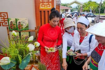 Người dân thích thú trải nghiệm sản phẩm làng nghề tại Làng Văn hóa - Du lịch các dân tộc Việt Nam