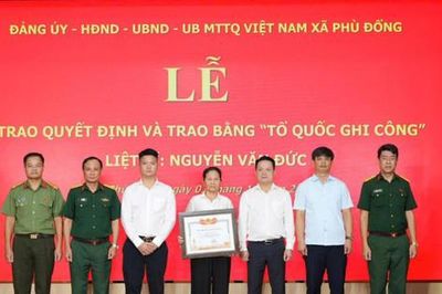 Lễ trao Bằng 'Tổ quốc ghi công' liệt sĩ Nguyễn Văn Đức tại xã Phù Đổng