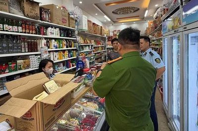 Bày bán thuốc lá nhập lậu, chủ cơ sở ở Hà Nội bị phạt 9,5 triệu đồng