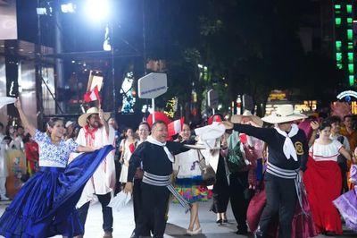 Hà Nội khẳng định vị thế thành phố Vì hòa bình qua Lễ hội đường phố 'Sắc màu năm châu'