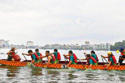 Sôi động giải Bơi chải thuyền rồng - ván SUP trên Hồ Tây