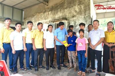 MTTQ Nghệ An trao 125 triệu đồng hỗ trợ vợ chồng cùng mắc bệnh nặng