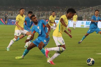 Ấn Độ chọn Brazil, nhận cái giá 0-4