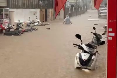 Mưa lớn, nhiều hẻm ở Đà Lạt ngập sâu