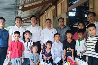 5 đứa trẻ vùng biên nương bóng bà, giữ con chữ